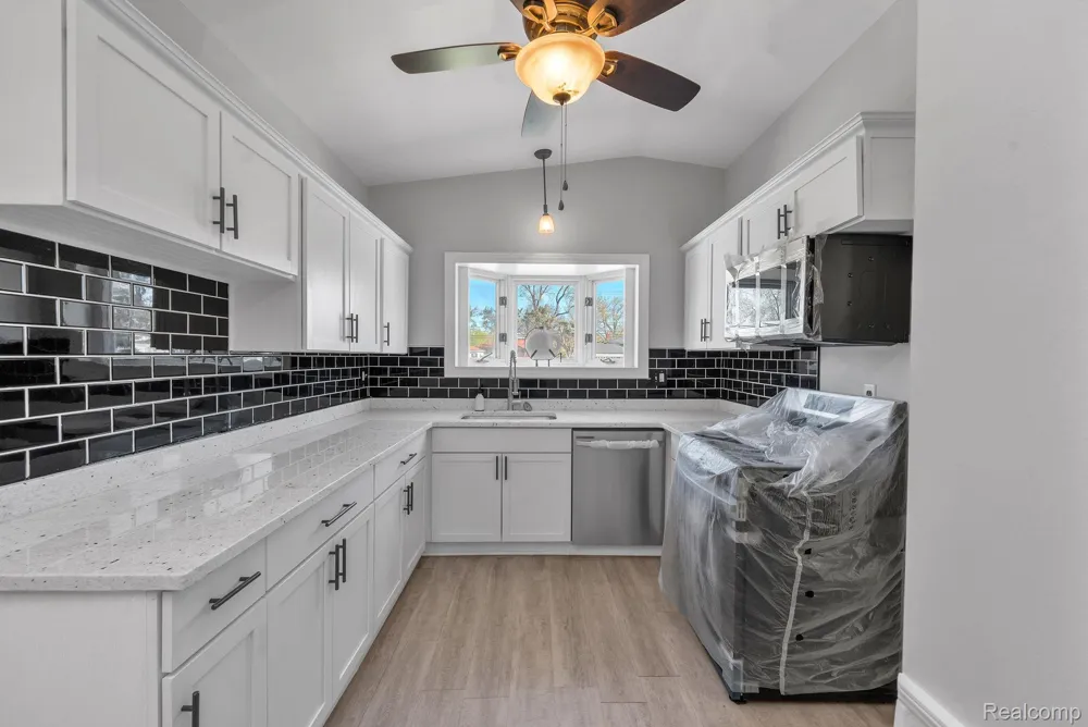 9498 Bassett Street Livonia City, MI 48150
