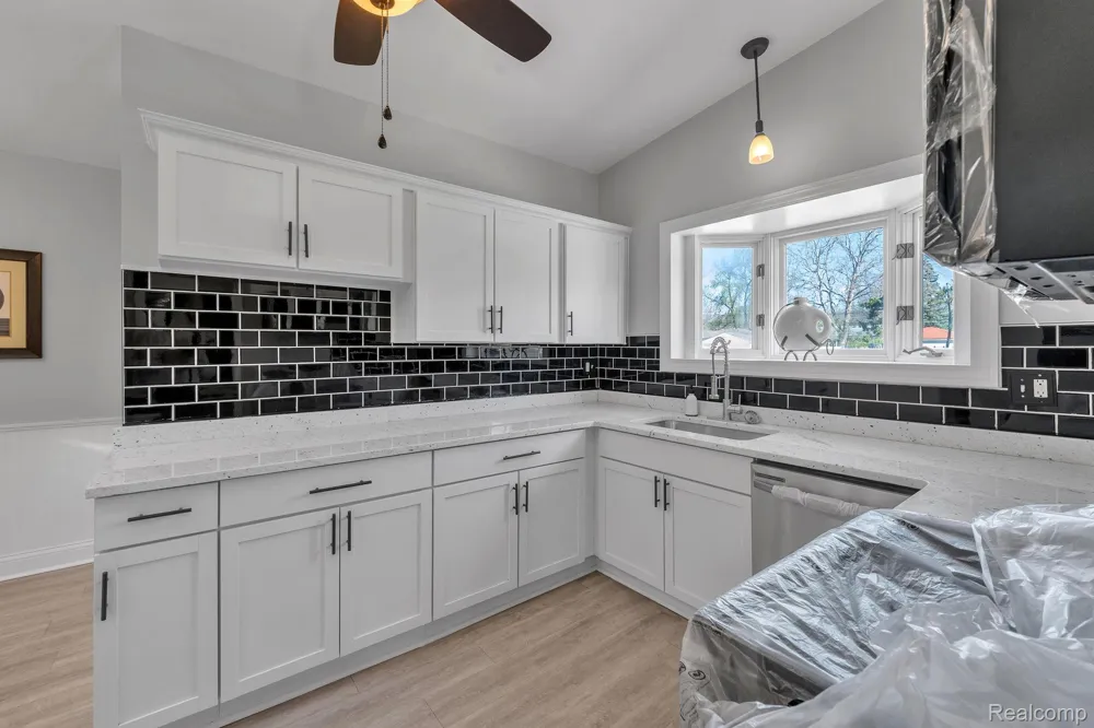 9498 Bassett Street Livonia City, MI 48150