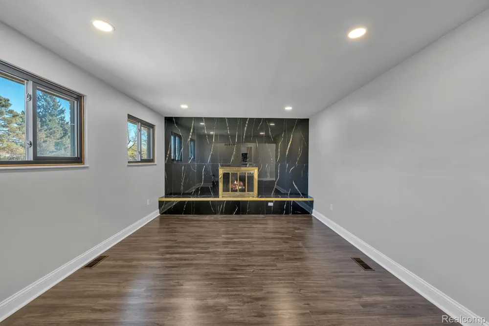 9498 Bassett Street Livonia City, MI 48150