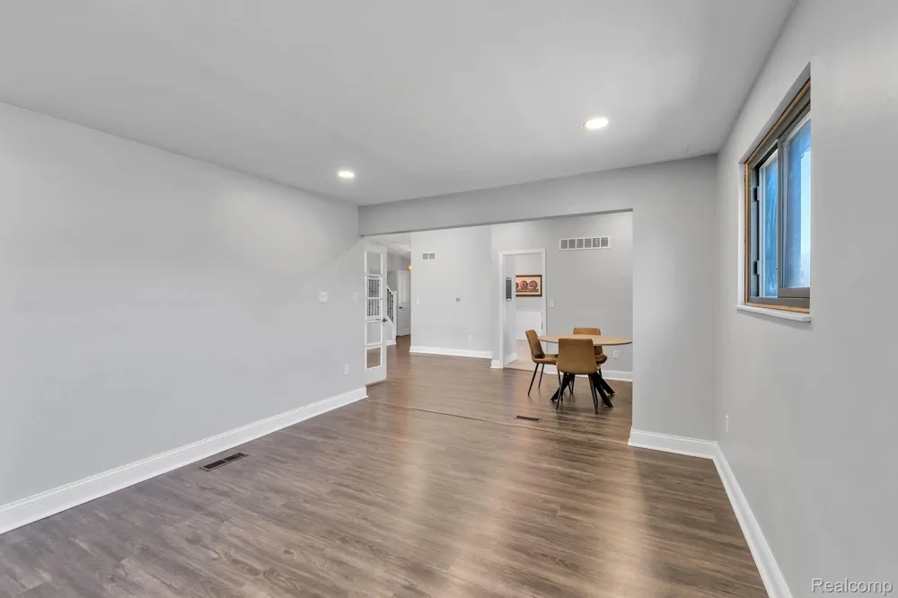9498 Bassett Street Livonia City, MI 48150