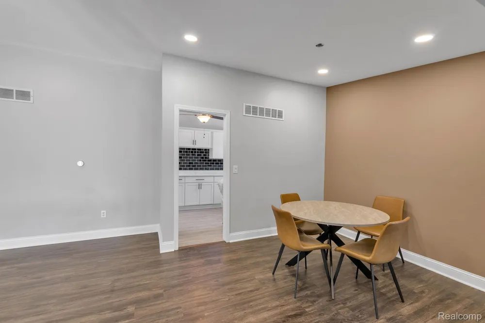 9498 Bassett Street Livonia City, MI 48150