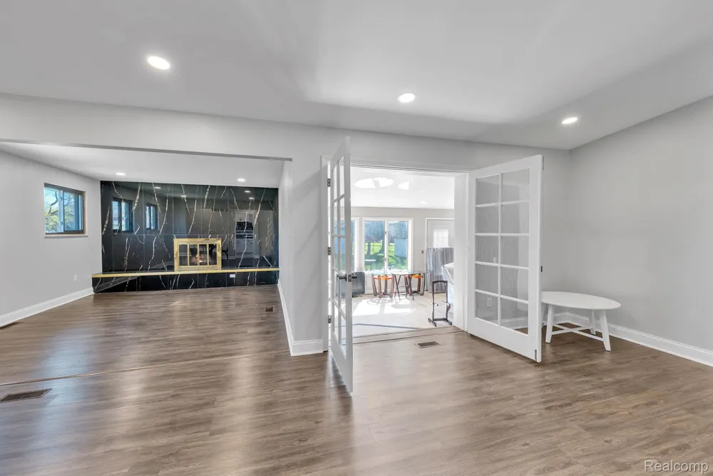 9498 Bassett Street Livonia City, MI 48150
