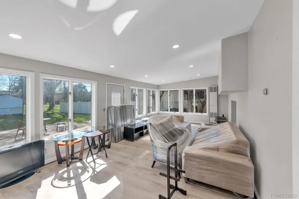 9498 Bassett Street Livonia City, MI 48150