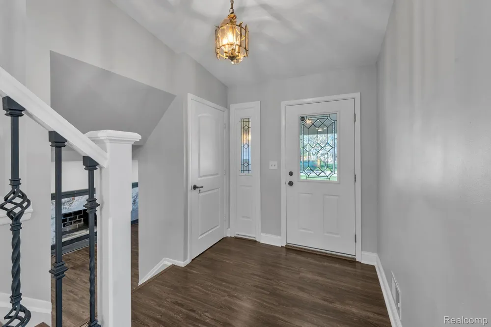 9498 Bassett Street Livonia City, MI 48150