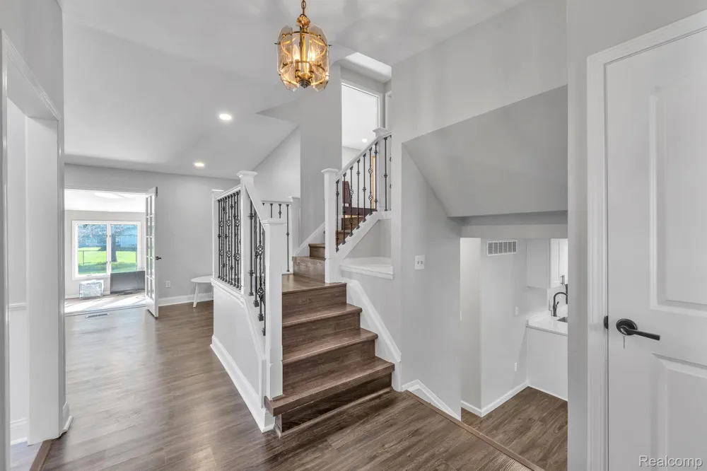 9498 Bassett Street Livonia City, MI 48150