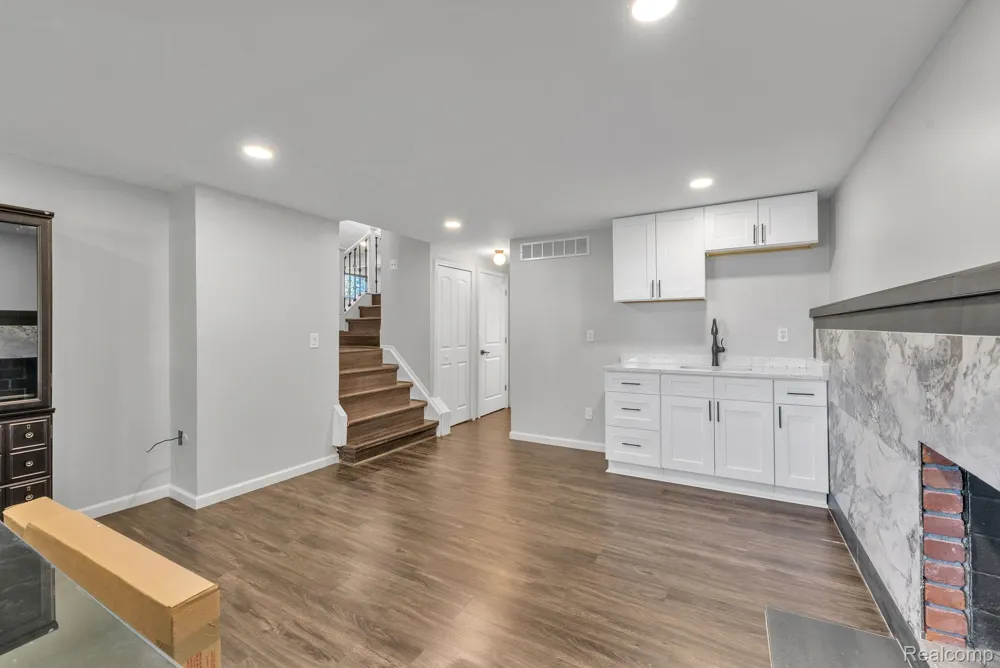 9498 Bassett Street Livonia City, MI 48150