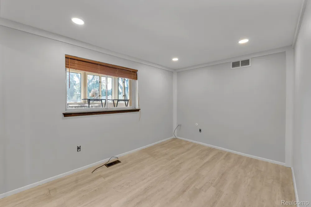 9498 Bassett Street Livonia City, MI 48150
