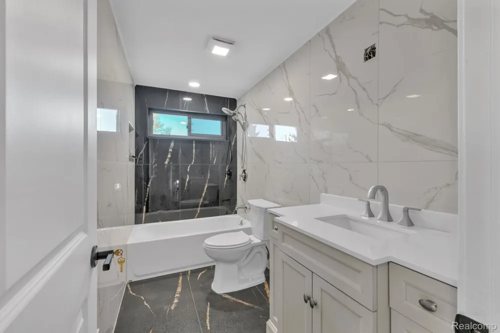 9498 Bassett Street Livonia City, MI 48150