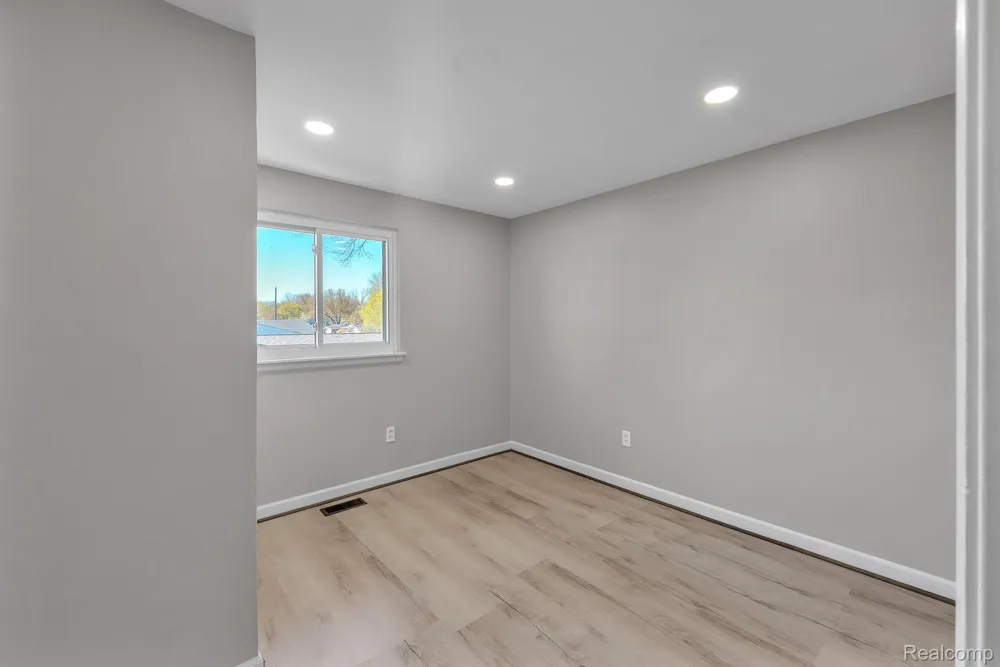 9498 Bassett Street Livonia City, MI 48150