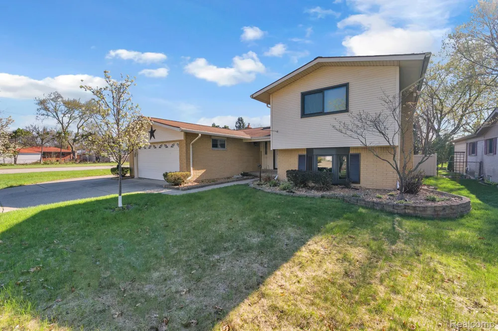 9498 Bassett Street Livonia City, MI 48150