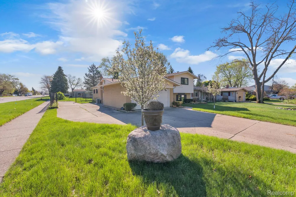 9498 Bassett Street Livonia City, MI 48150
