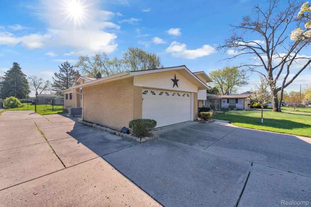 9498 Bassett Street Livonia City, MI 48150