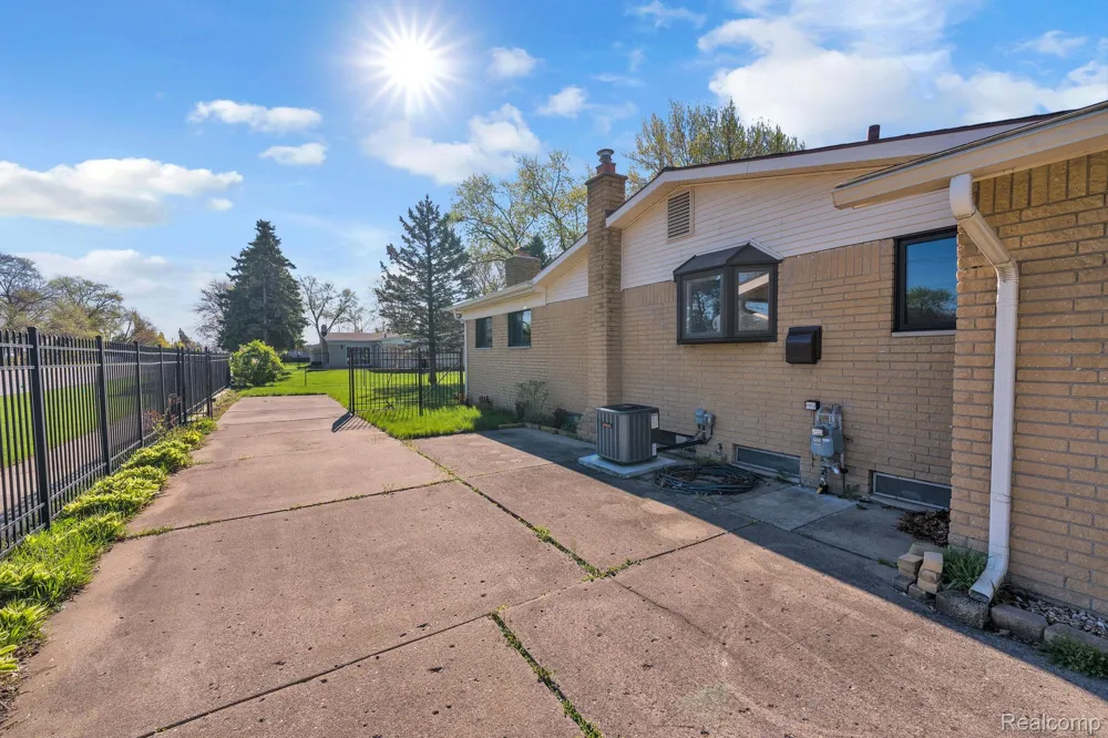 9498 Bassett Street Livonia City, MI 48150
