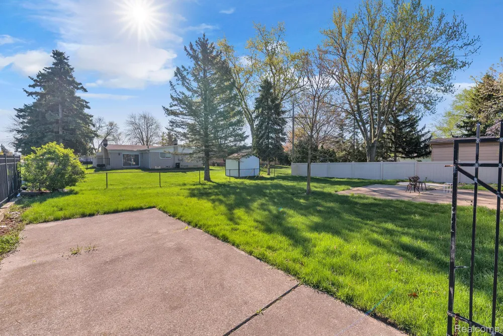 9498 Bassett Street Livonia City, MI 48150
