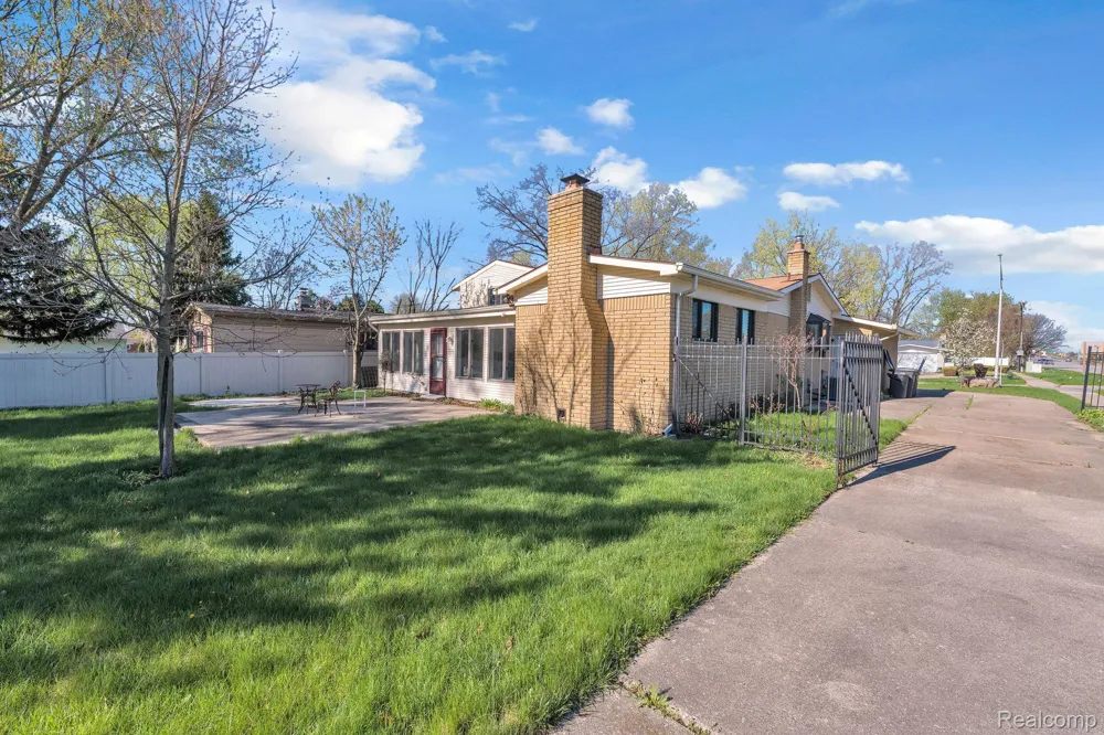 9498 Bassett Street Livonia City, MI 48150