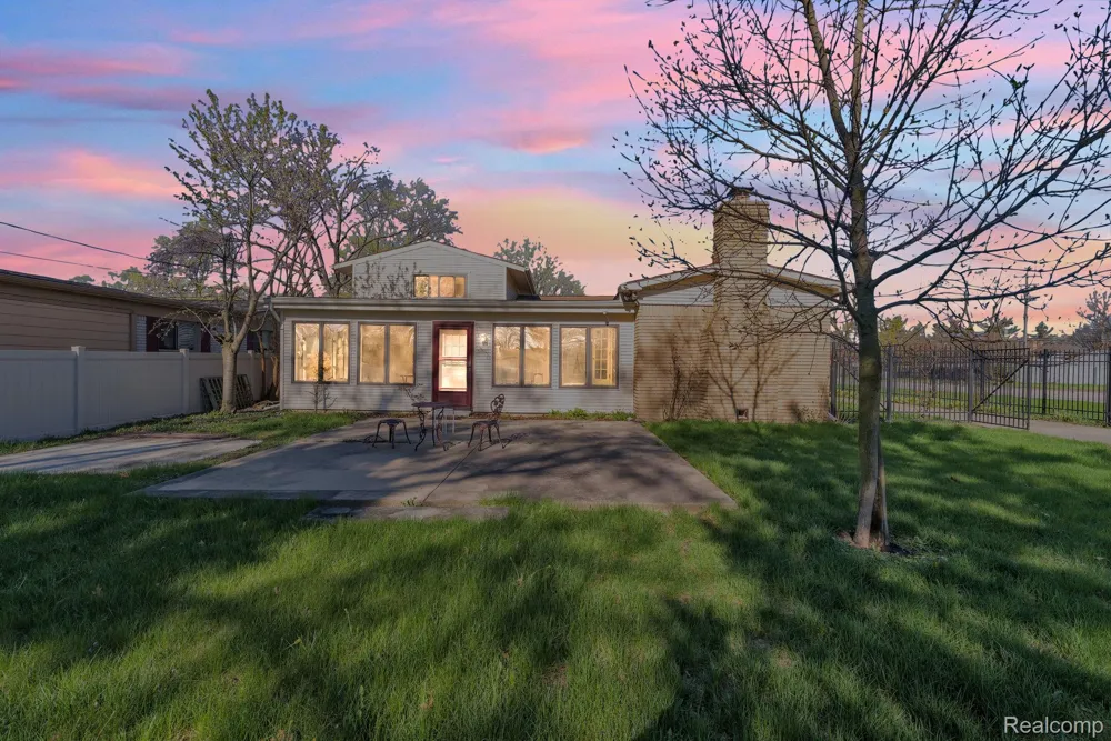 9498 Bassett Street Livonia City, MI 48150