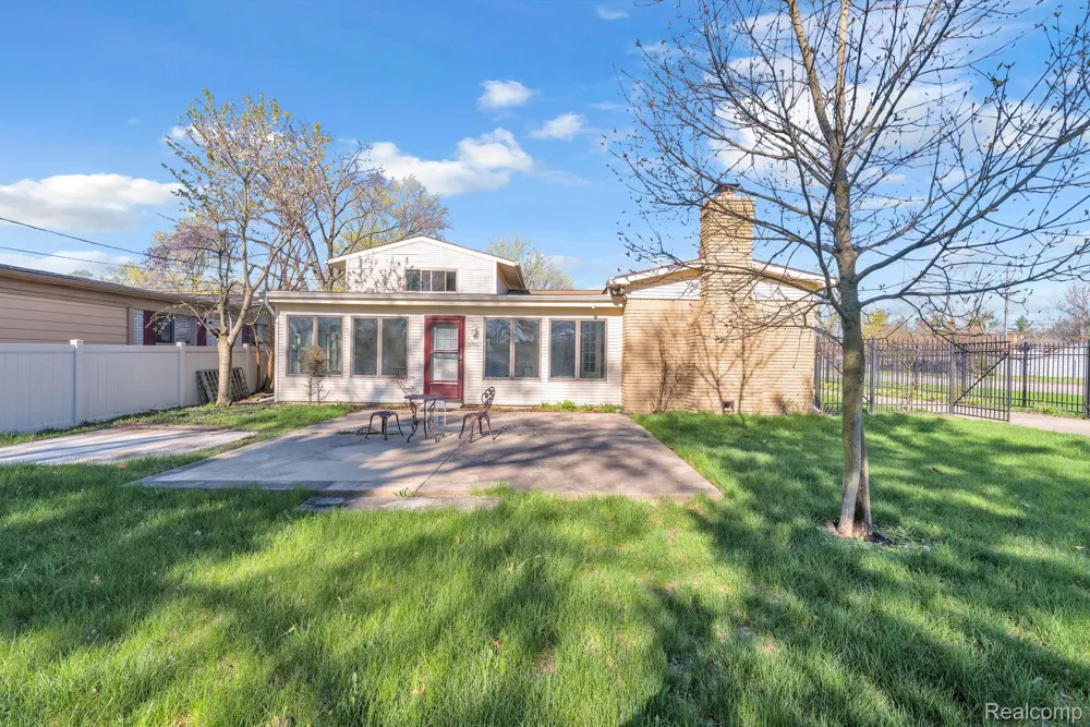 9498 Bassett Street Livonia City, MI 48150