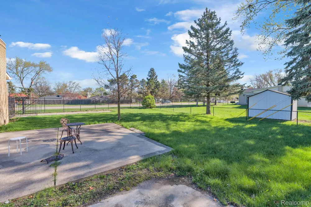 9498 Bassett Street Livonia City, MI 48150