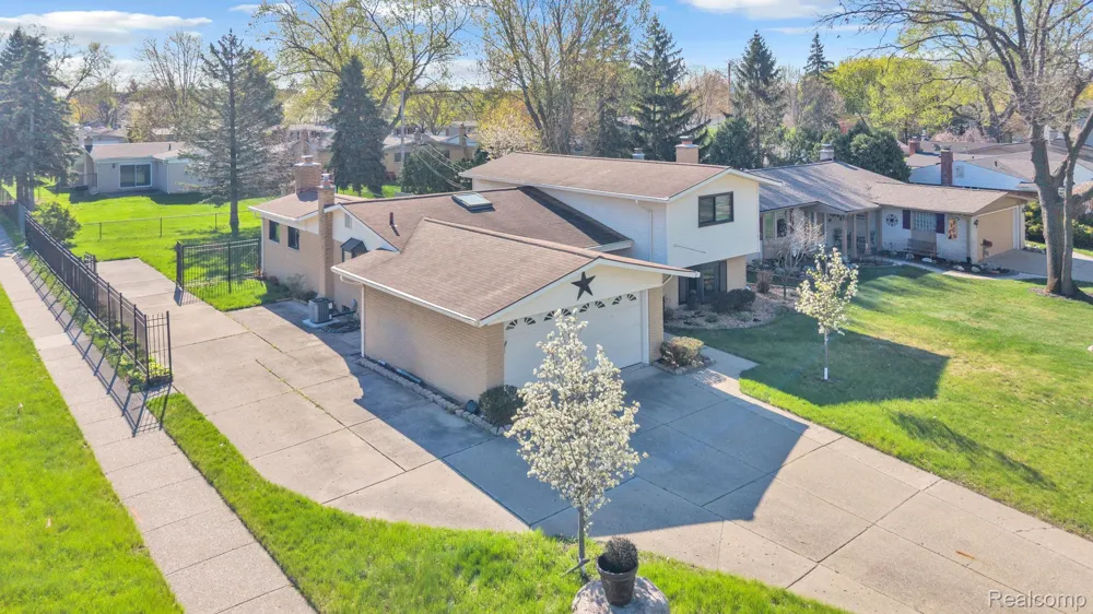 9498 Bassett Street Livonia City, MI 48150