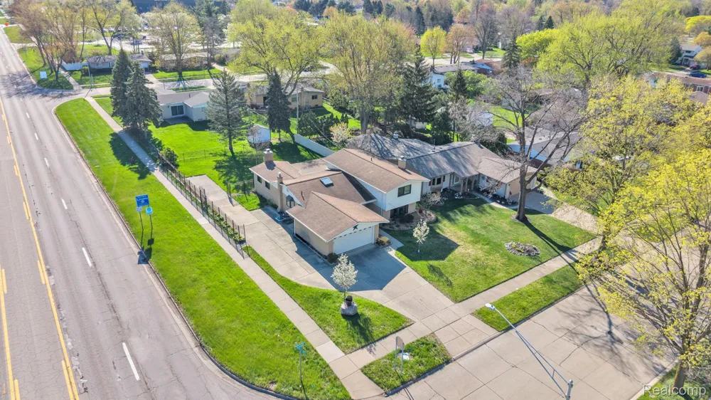 9498 Bassett Street Livonia City, MI 48150