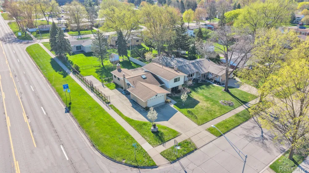 9498 Bassett Street Livonia City, MI 48150