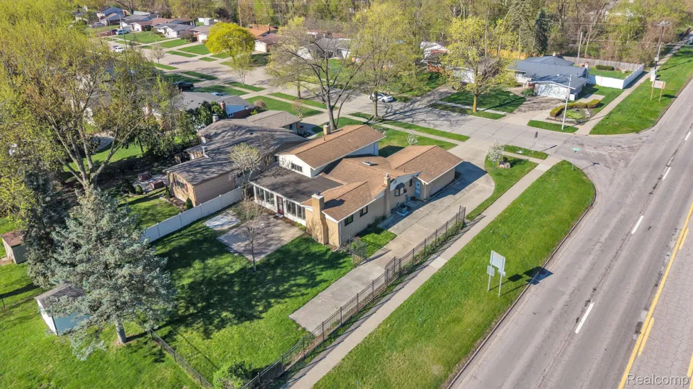9498 Bassett Street Livonia City, MI 48150