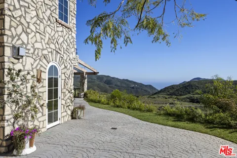 33239 Mulholland Hwy