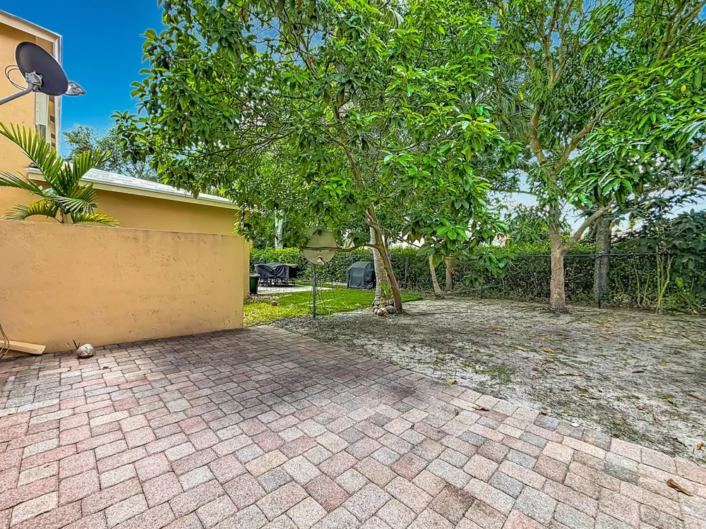 6657 LURAIS DRIVE Lake Worth, FL 33463