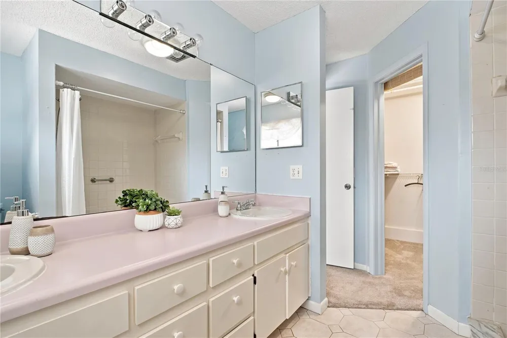 6803 LONGPOINTE WAY Tampa, FL 33615