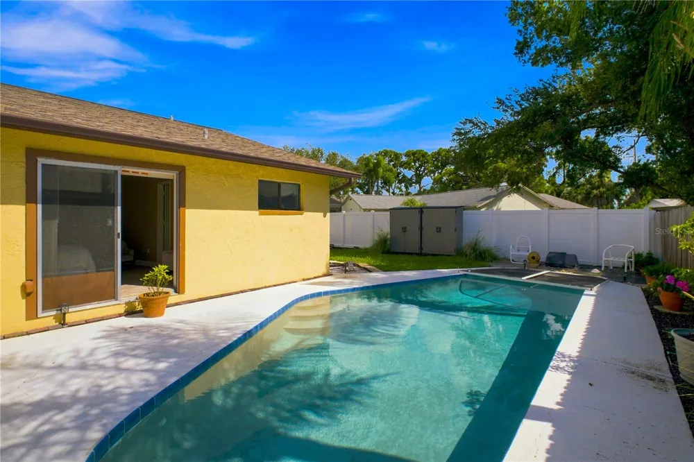 6803 LONGPOINTE WAY Tampa, FL 33615