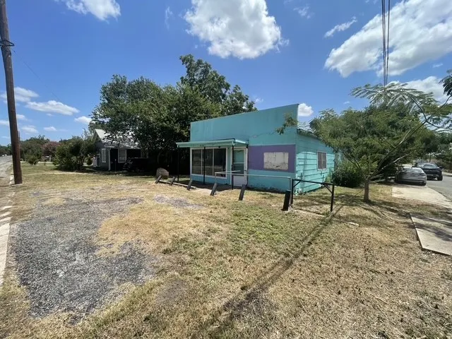 919 W 4th Street Taylor, TX 76574