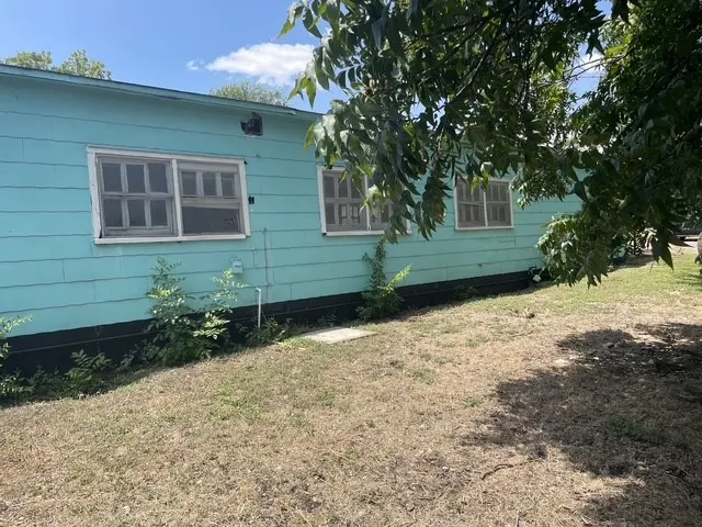919 W 4th Street Taylor, TX 76574