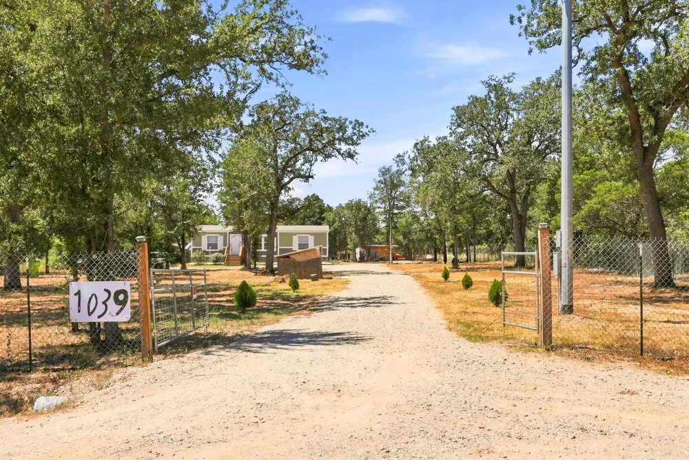 1039 Trailside Drive Elgin, TX 78621