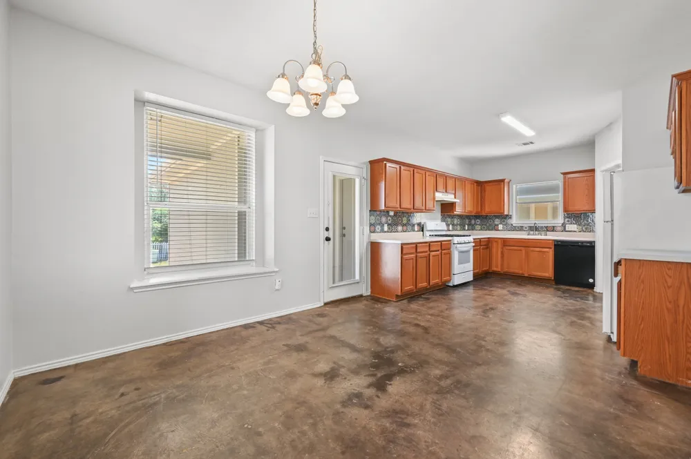 348 Sampson Kyle, TX 78640