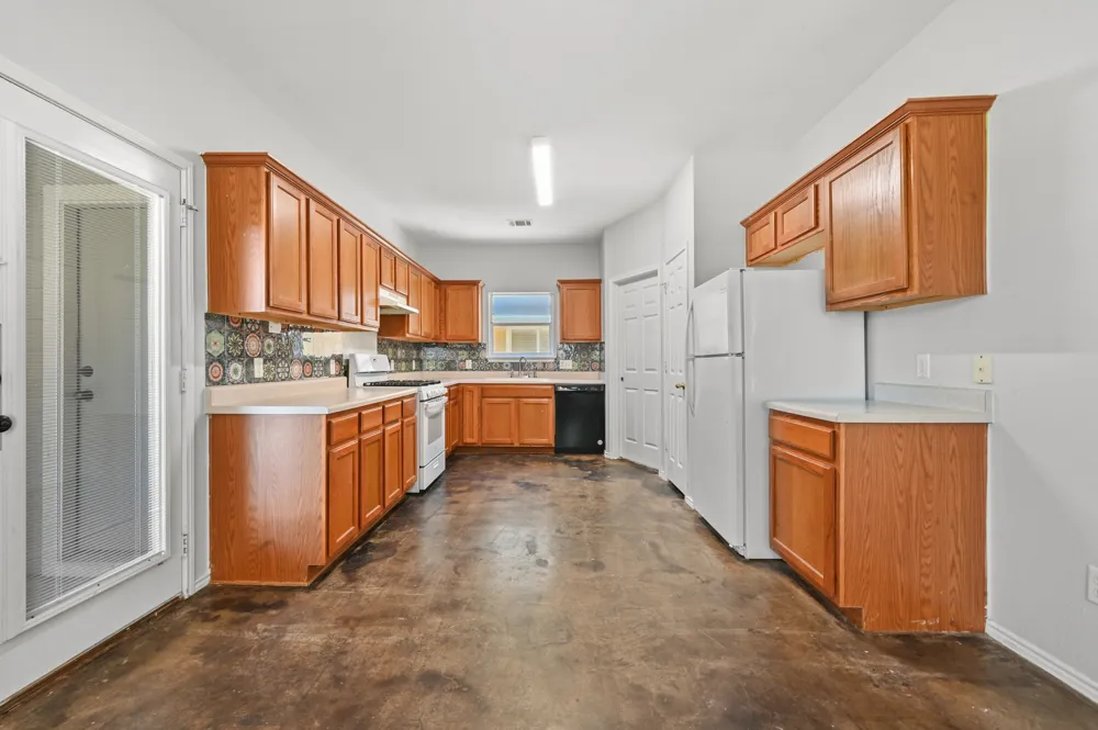 348 Sampson Kyle, TX 78640