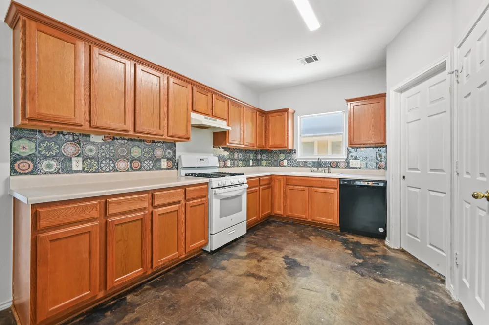348 Sampson Kyle, TX 78640