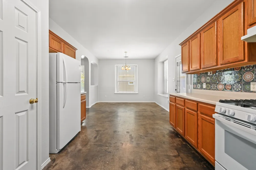 348 Sampson Kyle, TX 78640