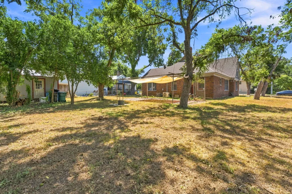 210 E Cedar Street Seguin, TX 78155