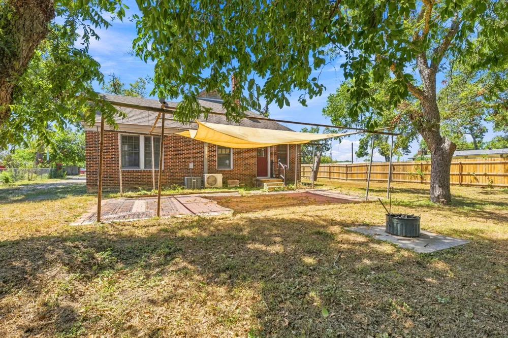 210 E Cedar Street Seguin, TX 78155