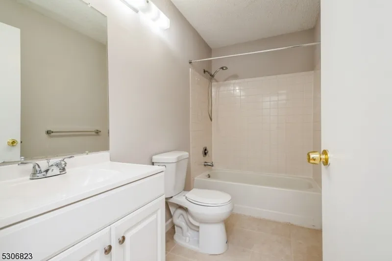 15 Feiler Ct Lawrence, NJ 08648
