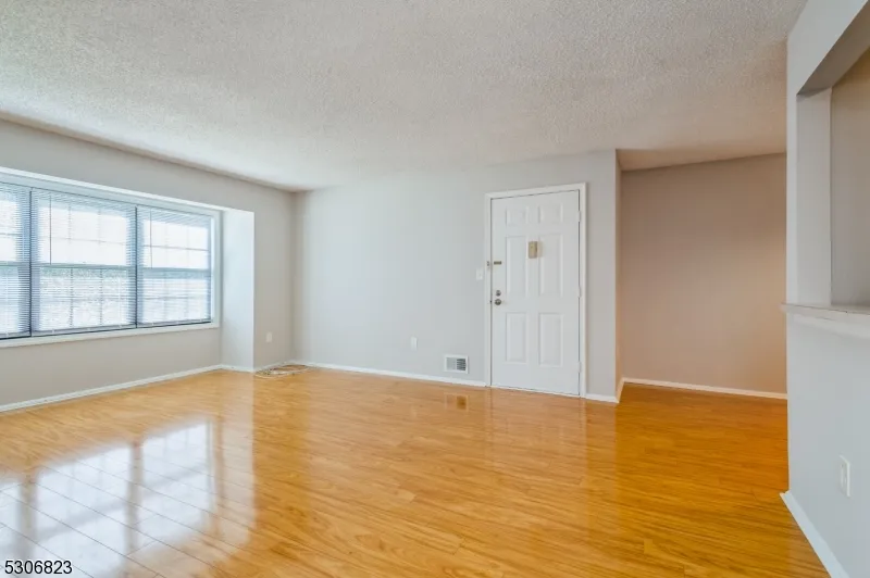 15 Feiler Ct Lawrence, NJ 08648