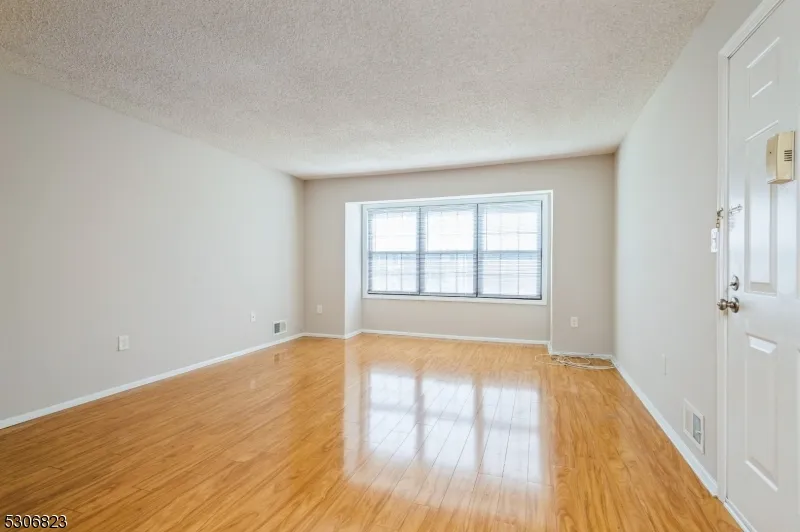 15 Feiler Ct Lawrence, NJ 08648