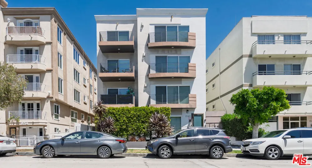 1540 Amherst Avenue #PH2 Los Angeles, CA 90025