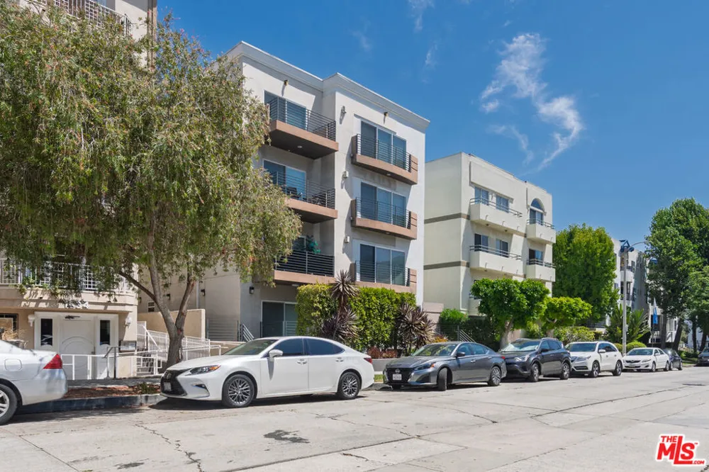 1540 Amherst Avenue #PH2 Los Angeles, CA 90025