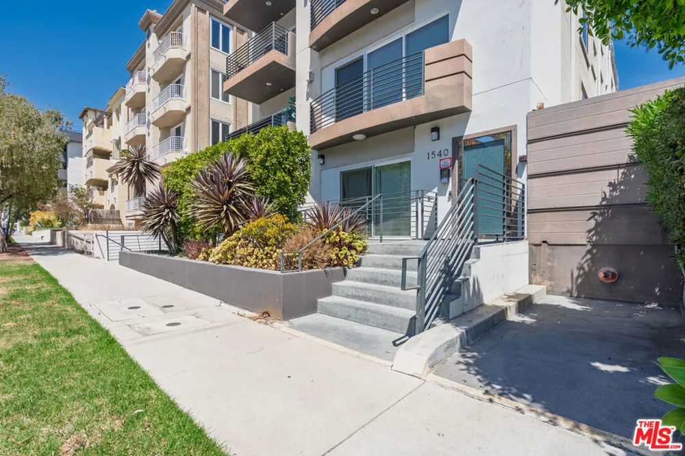 1540 Amherst Avenue #PH2 Los Angeles, CA 90025
