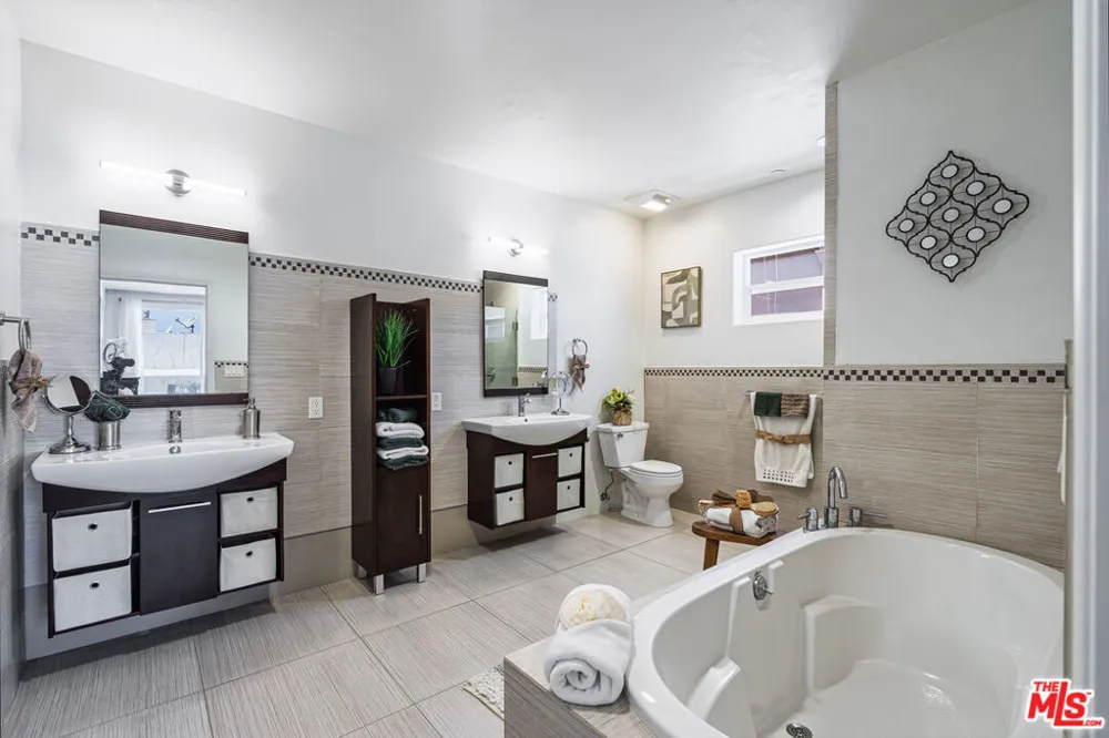 1540 Amherst Avenue #PH2 Los Angeles, CA 90025