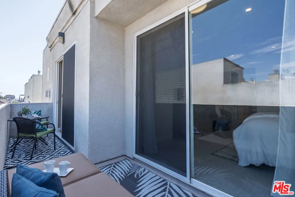 1540 Amherst Avenue #PH2 Los Angeles, CA 90025