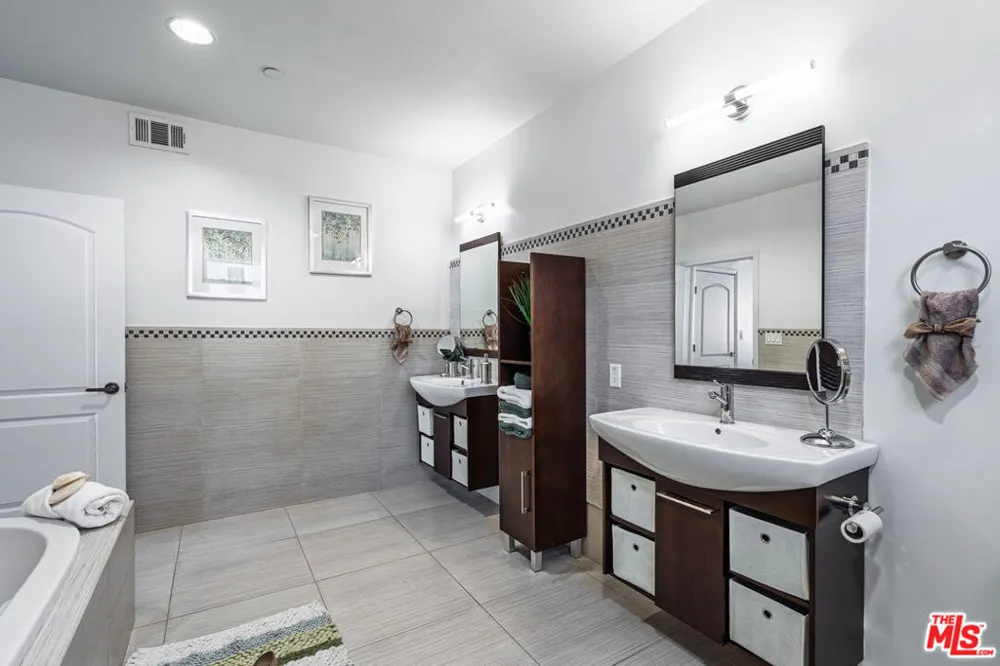 1540 Amherst Avenue #PH2 Los Angeles, CA 90025