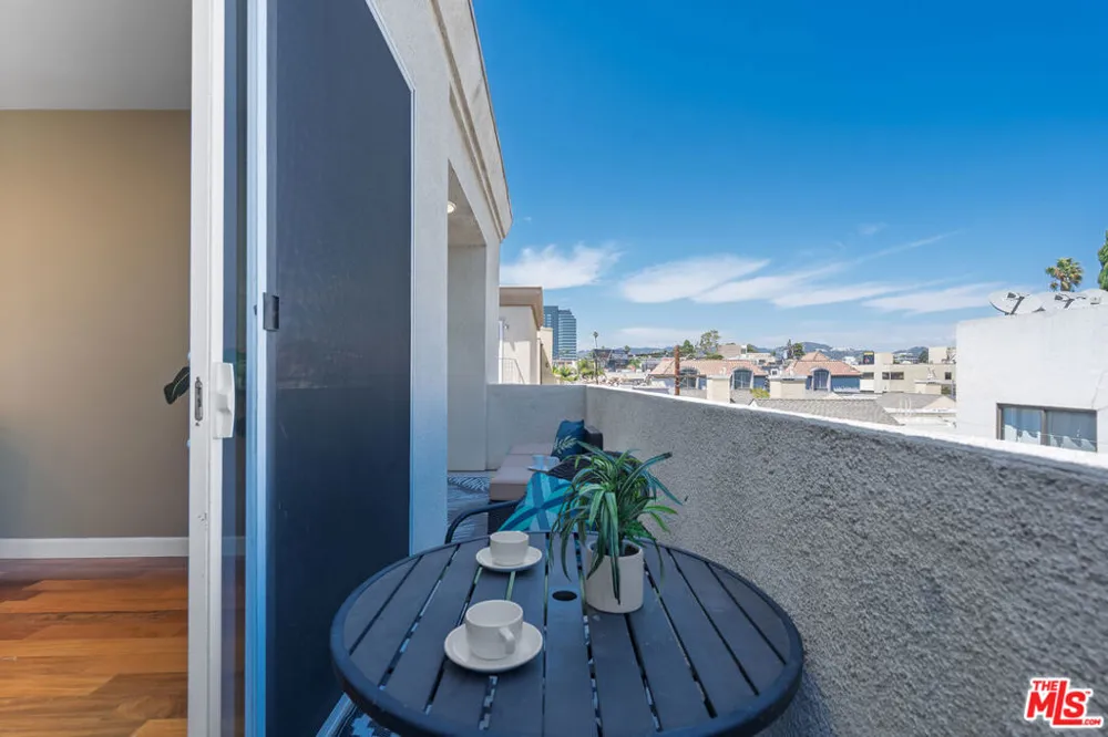 1540 Amherst Avenue #PH2 Los Angeles, CA 90025