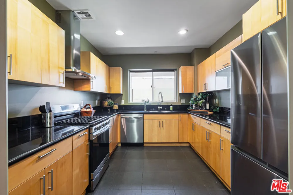 1540 Amherst Avenue #PH2 Los Angeles, CA 90025